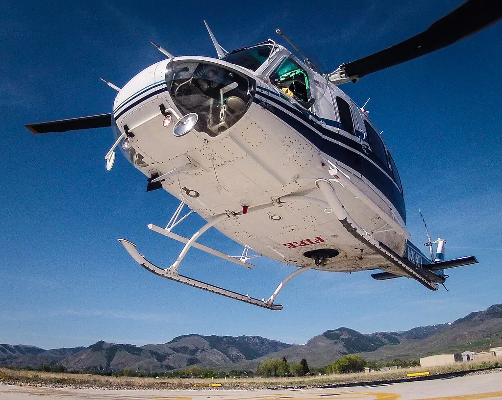 En helikopter i luften