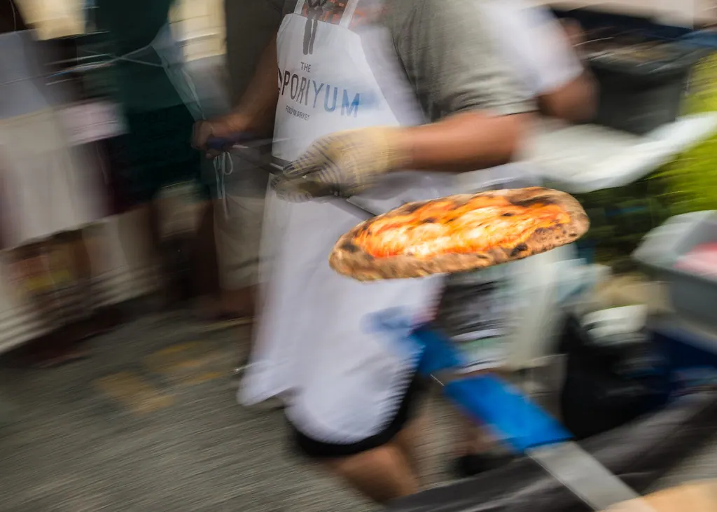 En linje som gör pizza