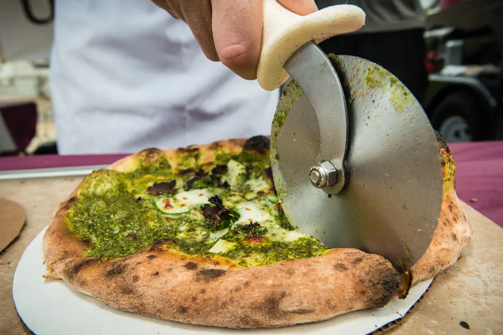 En linje som gör pizza